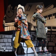 舞台「鉄コン筋クリート」開幕、乃木坂46若月佑美&三戸なつめが宝町で大暴れ