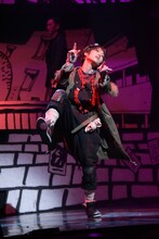 若月佑美（乃木坂46）演じるクロ。