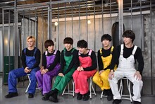 会見に応じた超特急。