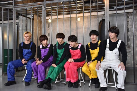 会見に応じた超特急。