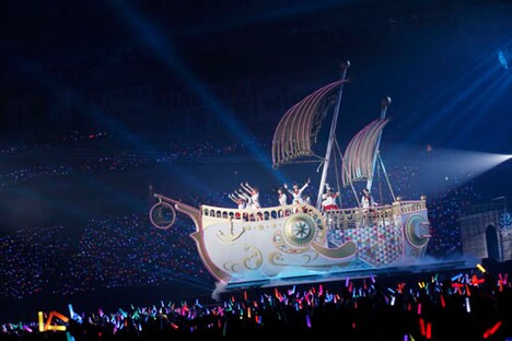 “Aqoursシップ”に乗って歌うAqours。