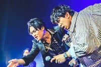 左から伊弉冉一二三役の木島隆一、観音坂独歩役の伊東健人。（撮影：粂井健太）