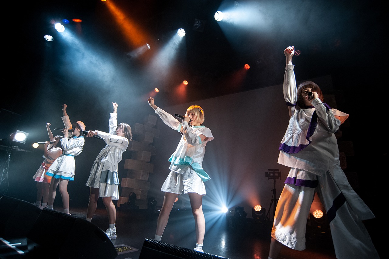 真っ白なキャンバス「1st Anniversary Tour ～ Inchoate Atelier ～」東京・WWW X公演の様子。（写真提供：リーディ）