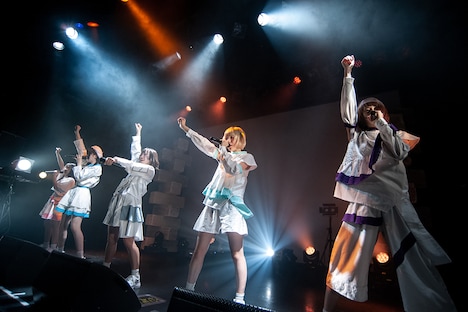 真っ白なキャンバス「1st Anniversary Tour ～ Inchoate Atelier ～」東京・WWW X公演の様子。（写真提供：リーディ）