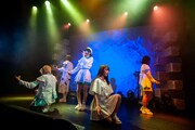 真っ白なキャンバス「1st Anniversary Tour ～ Inchoate Atelier ～」東京・WWW X公演の様子。（写真提供：リーディ）