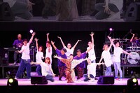 「ENEOS×DREAMS COME TRUE ドリカム 30周年前夜祭 ～ENERGY for ALL～」北海道・真駒内セキスイハイムアイスアリーナ公演の様子。（撮影：中河原理英 RIEI NAKAGAWARA）