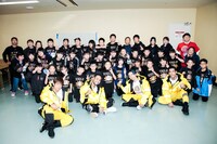 子供たちと記念撮影する黒木啓司、NESMITH、橘ケンチ、小林直己（前列左より）。