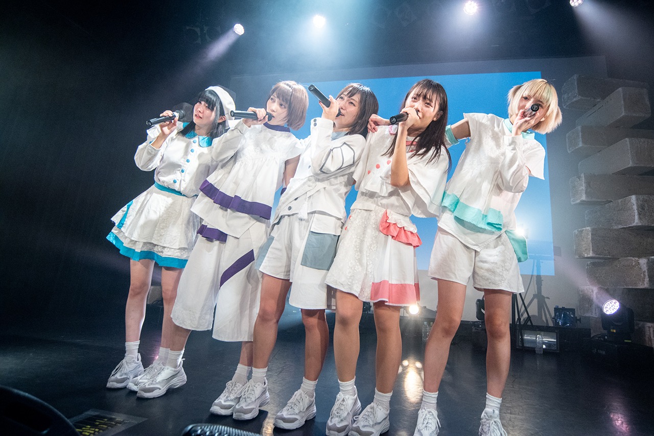 真っ白なキャンバス「1st Anniversary Tour ～ Inchoate Atelier ～」東京・WWW X公演の様子。（写真提供：リーディ）