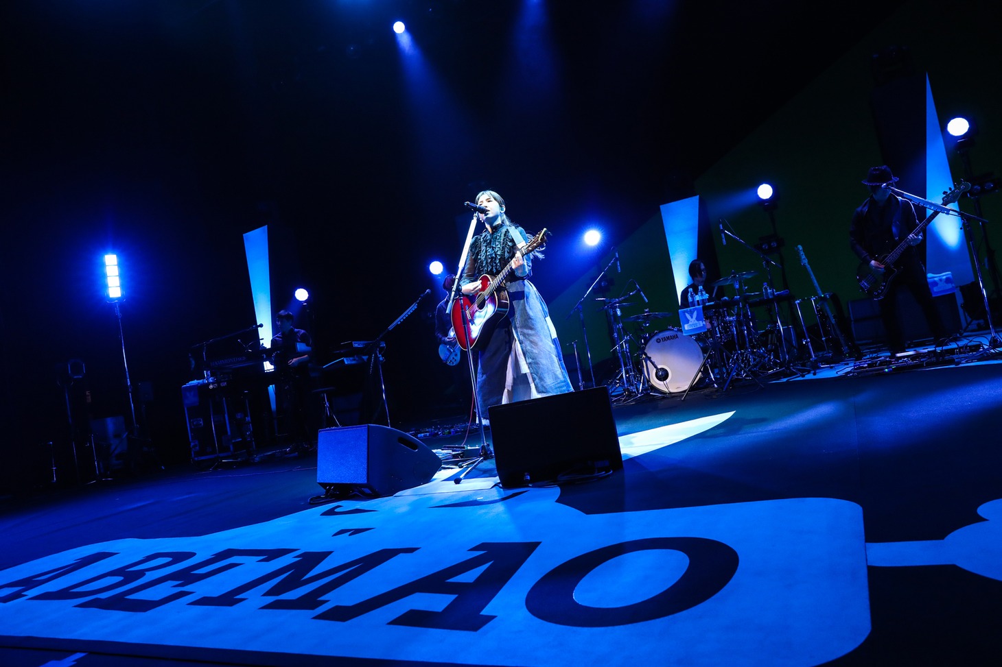 「阿部真央 らいぶNo.8 ～Road to 10th Anniversary～」新潟・新潟県民会館公演の様子。（撮影：笹森健一）