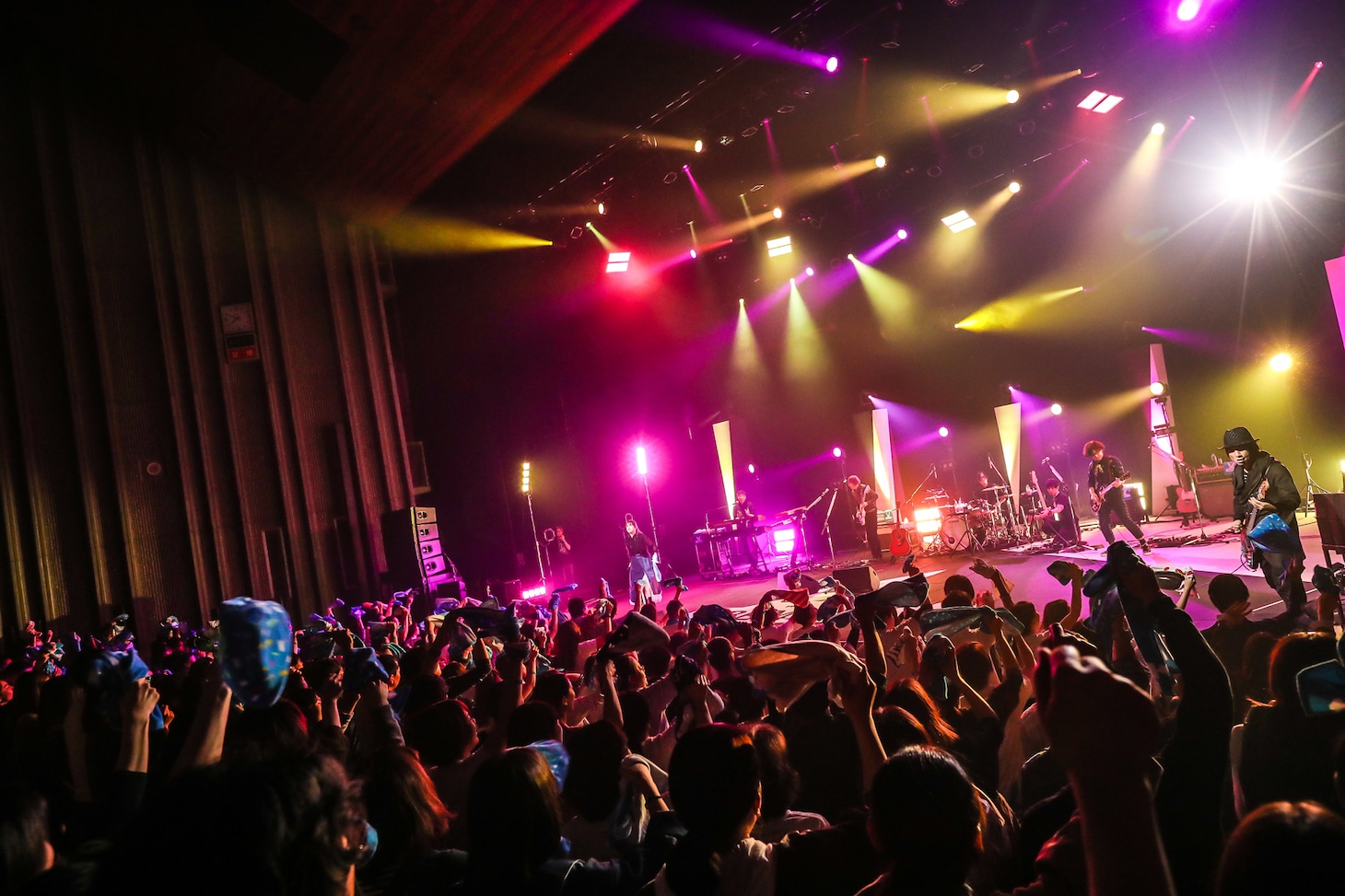 「阿部真央 らいぶNo.8 ～Road to 10th Anniversary～」新潟・新潟県民会館公演の様子。（撮影：笹森健一）