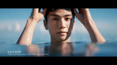 岩田剛典出演CM「雪肌精 僕と一緒に、SAVE the BLUE」編のワンシーン。