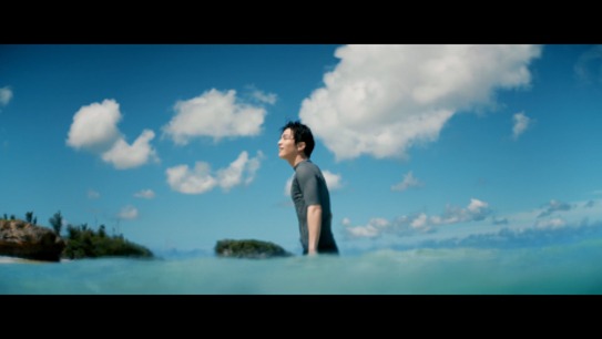 岩田剛典出演CM「雪肌精 僕と一緒に、SAVE the BLUE」編のワンシーン。