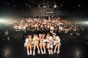 真っ白なキャンバス「1st Anniversary Tour ～ Inchoate Atelier ～」東京・WWW X公演で撮影された記念写真。（写真提供：リーディ）