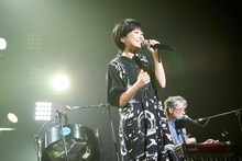 KIRINJI Part2より弓木英梨乃（G, Violin, Vo）。（撮影：立脇卓）