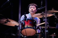 KIRINJI Part2より楠均（Dr, Perc, Vo）。（撮影：立脇卓）