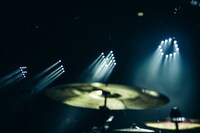 照明で作られたFIVE NEW OLDの敬称略である“FiNO”と言う文字。（Photo by umihayato）