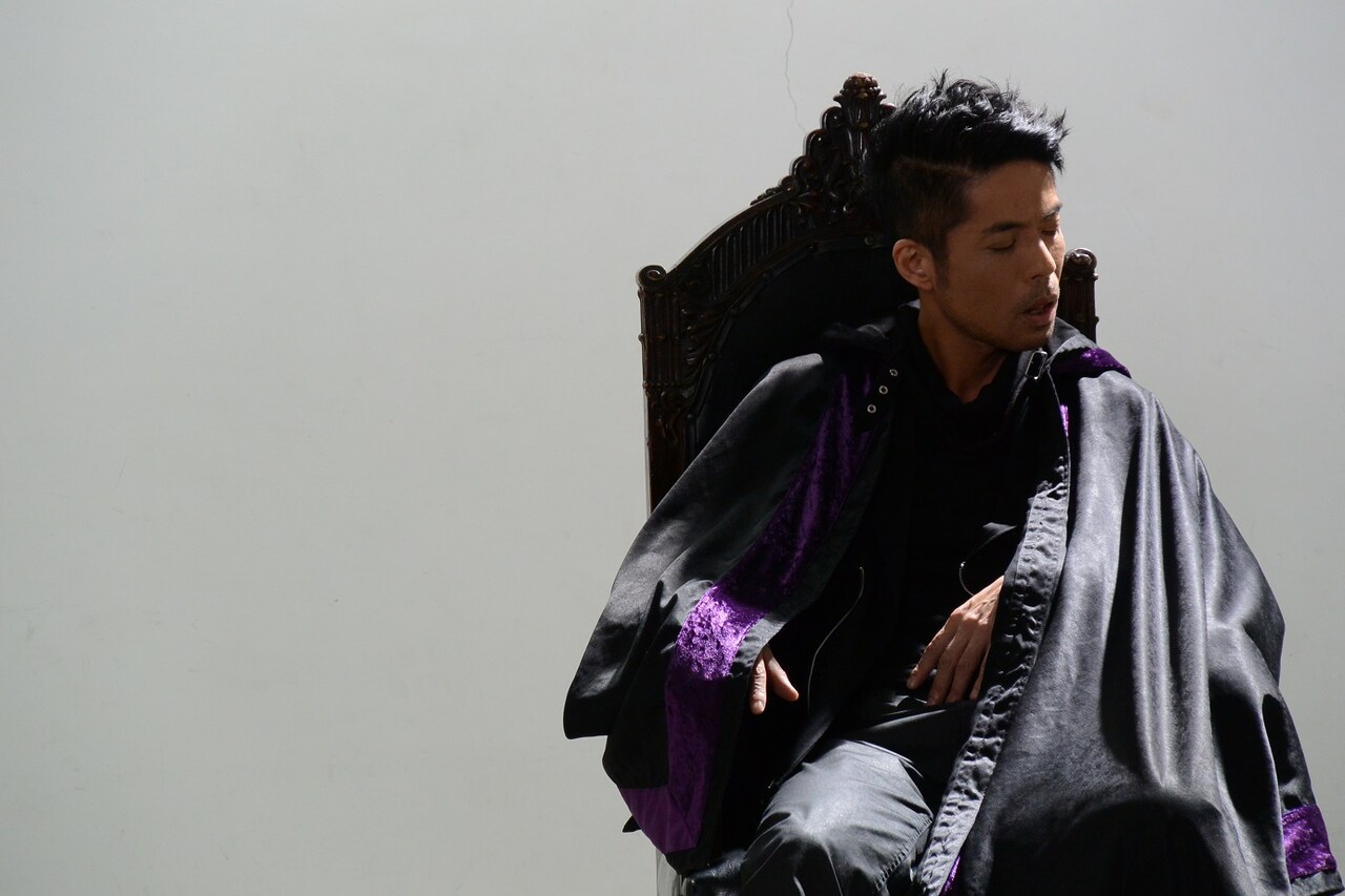 久保田利伸の歌声に乗せ“現代のジャンヌ・ダルク”が踊り、馬に乗って疾走