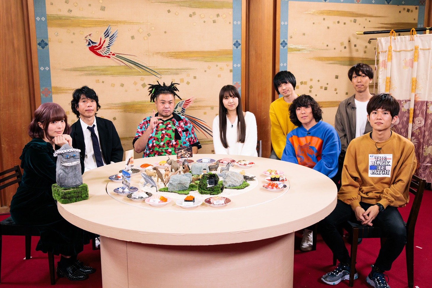 きゃりーぱみゅぱみゅ（左端）と“福なしアーティスト”たち。