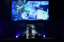 アニメ「機動戦士ガンダム」誕生40周年プロジェクト発表会で演奏するSUGIZO。