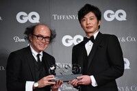 「GQ JAPAN」鈴木正文編集長からトロフィーを受け取る田中圭。