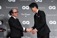 左から鈴木正文、竹内涼真。