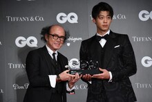 左から鈴木正文、竹内涼真。