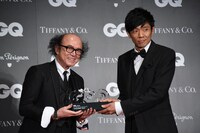 「GQ JAPAN」鈴木正文編集長からトロフィーを受け取る国枝慎吾。