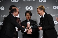 「GQ JAPAN」鈴木正文編集長からトロフィーを受け取るISSA。