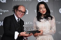 「GQ JAPAN」鈴木正文編集長からトロフィーを受け取る浅田真央。