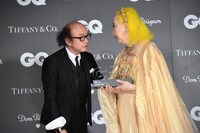 「GQ JAPAN」鈴木正文編集長からトロフィーを受け取る美輪明宏。