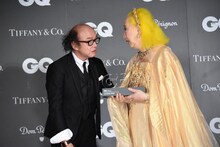 「GQ JAPAN」鈴木正文編集長からトロフィーを受け取る美輪明宏。