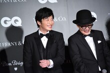 「GQ MEN OF THE YEAR 2018」授賞式の様子。左から田中圭、リリー・フランキー。