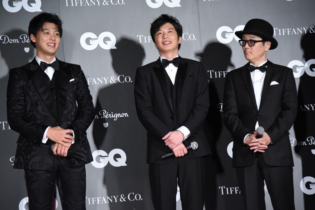 左から竹内涼真、田中圭、リリー・フランキー。