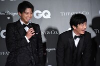 左から竹内涼真、田中圭。