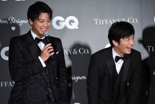 左から竹内涼真、田中圭。