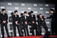 報道陣を前に下ネタを繰り出す大悟（右から2番目）を「GQにフィットせえ！」と叱るノブ（右）。