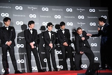 報道陣を前に下ネタを繰り出す大悟（右から2番目）を「GQにフィットせえ！」と叱るノブ（右）。