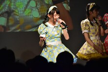 目を閉じて10秒数える辻野かなみ（手前）。