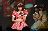 「チクタク！キタコレ！体内時計対決」に挑戦する坂井仁香（手前）。