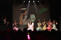 目を閉じて10秒数える小泉遥香（中央）。