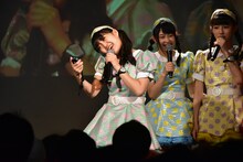 ストップウオッチを見て首をかしげる吉川ひより（手前）。