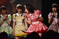 30秒の“ご褒美ダンスタイム”を獲得し、ステージ上で体を激しく動かす坂井仁香（手前）。