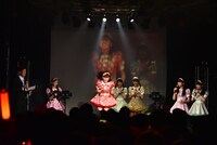 30秒の“ご褒美ダンスタイム”を獲得し、ステージ上で体を激しく動かす坂井仁香（中央）。