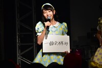 「チクタク！キタコレ！体内時計対決」で最下位になり、1曲分体を動かずに歌唱することになった辻野かなみ。