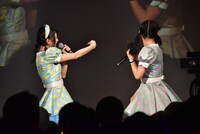 「全速力あっちむいて『すきっ！』選手権」で吉川ひより（右）に勝利する辻野かなみ（左）。