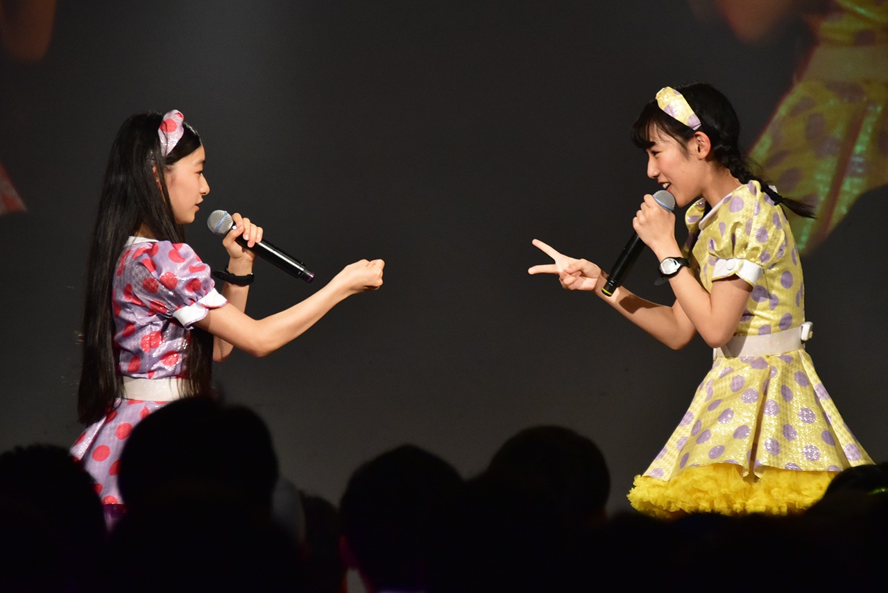 「全速力あっちむいて『すきっ！』選手権」で対決する杏ジュリア（左）と藤本ばんび（右）。