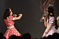 「全速力あっちむいて『すきっ！』選手権」で小泉遥香（右）に勝利する坂井仁香（左）。