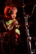 勢喜遊（Dr, Sampler）（撮影：上飯坂一）