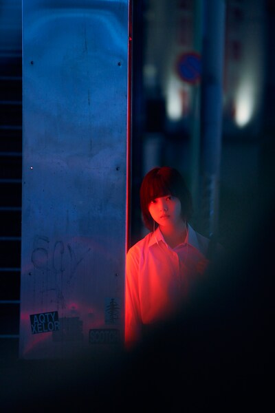 欅坂46グループ写真集「21人の未完成」より平手友梨奈のソロカット。（撮影：神藤剛）