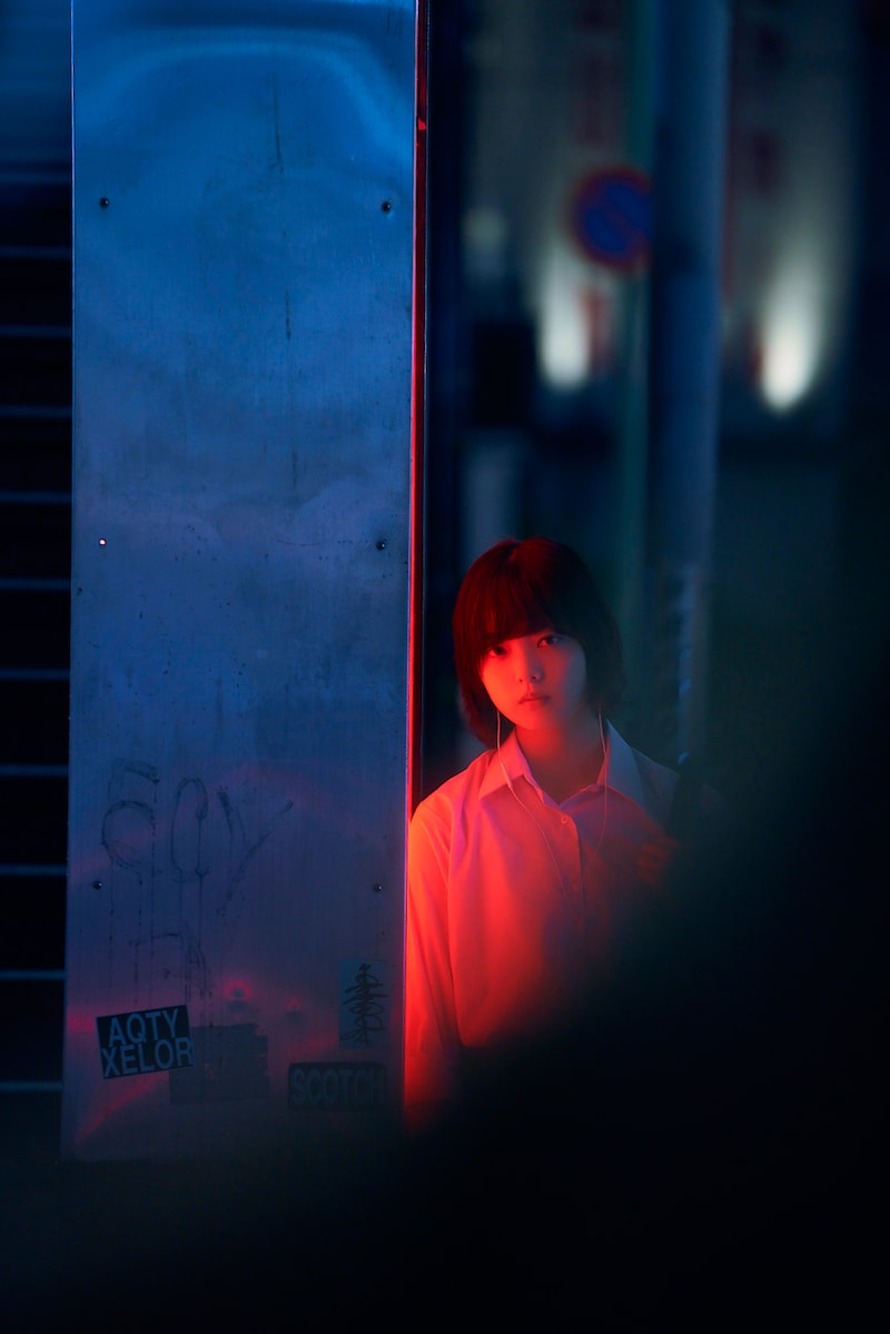 欅坂46グループ写真集「21人の未完成」より平手友梨奈のソロカット。（撮影：神藤剛）